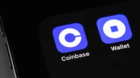 Close-up van smartphone met de Coinbase- en Wallet-apps iconen op het scherm.