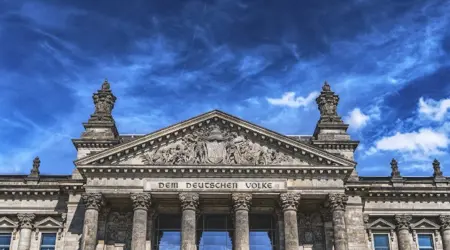 Een foto van een duits overheidsgebouw met een blauwe lucht.