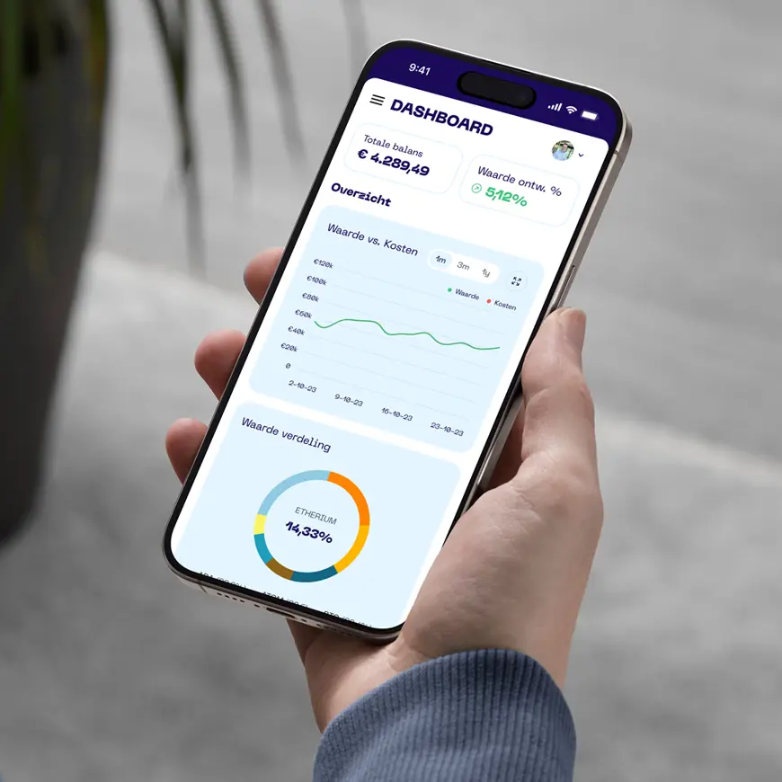 Mobiele telefoon met de On The Chain Portfolio App, die een grafiek en een lijst met cryptovaluta toont, inclusief waarden en procentuele veranderingen.