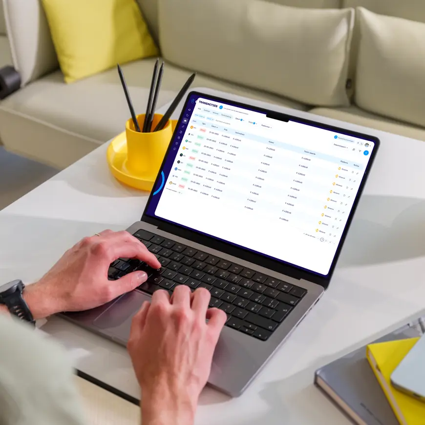Gebruiker bekijkt crypto-portfolio op de On The Chain app met gedetailleerde grafieken en statistieken.